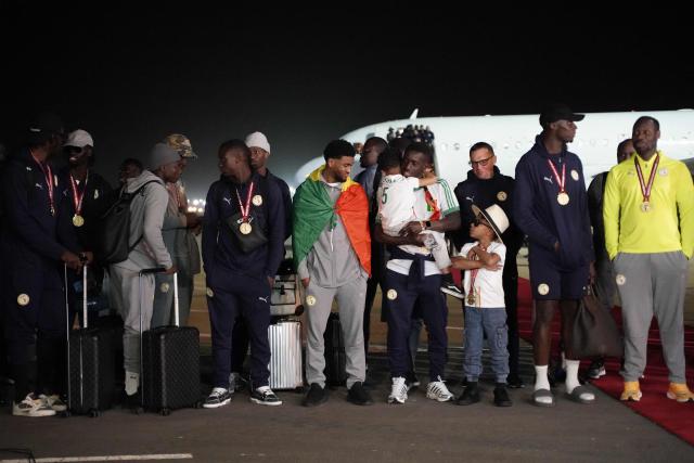 Members of Senegal’s national football team arrive in Dakar on January 20, 2025. Senegal’s national football team, crowned African Nations champion thanks to its victory over Morocco on Sunday in Rabat after a high-octane final, landed late Monday night back home, where it was warmly welcomed off the plane by the Senegalese head of state and his government.
The Lions of Teranga, who arrived on a special flight shortly before midnight local time and GMT from Morocco, were congratulated by Senegalese President Bassirou Diomaye Faye, Prime Minister Ousmane Sonko, and members of the government, an AFP journalist observed. (Photo by Carmen Abd Ali / AFP)