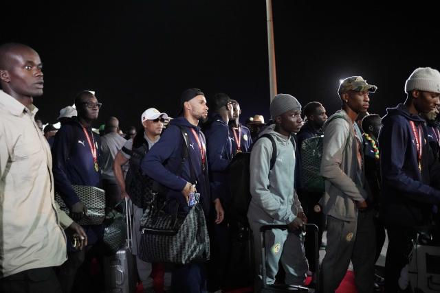 Members of Senegal’s national football team arrive in Dakar on January 20, 2025. Senegal’s national football team, crowned African Nations champion thanks to its victory over Morocco on Sunday in Rabat after a high-octane final, landed late Monday night back home, where it was warmly welcomed off the plane by the Senegalese head of state and his government.
The Lions of Teranga, who arrived on a special flight shortly before midnight local time and GMT from Morocco, were congratulated by Senegalese President Bassirou Diomaye Faye, Prime Minister Ousmane Sonko, and members of the government, an AFP journalist observed. (Photo by Carmen Abd Ali / AFP)