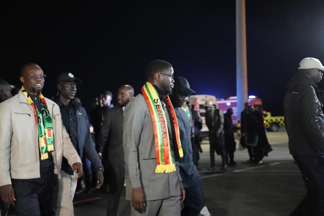 Senegal president Bassirou Diomaye Faye (C) arrive to greet members of Senegal’s national football team upon their arrival in Dakar on January 20, 2025. Senegal’s national football team, crowned African Nations champion thanks to its victory over Morocco on Sunday in Rabat after a high-octane final, landed late Monday night back home, where it was warmly welcomed off the plane by the Senegalese head of state and his government.
The Lions of Teranga, who arrived on a special flight shortly before midnight local time and GMT from Morocco, were congratulated by Senegalese President Bassirou Diomaye Faye, Prime Minister Ousmane Sonko, and members of the government, an AFP journalist observed. (Photo by Carmen Abd Ali / AFP)