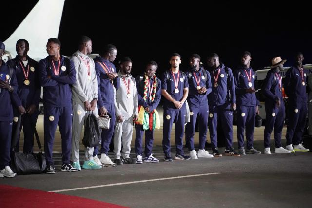 Players from the Senegal’s national football pose on the tarmac upon their arrival in Dakar on January 20, 2025. Senegal’s national football team, crowned African Nations champion thanks to its victory over Morocco on Sunday in Rabat after a high-octane final, landed late Monday night back home, where it was warmly welcomed off the plane by the Senegalese head of state and his government.
The Lions of Teranga, who arrived on a special flight shortly before midnight local time and GMT from Morocco, were congratulated by Senegalese President Bassirou Diomaye Faye, Prime Minister Ousmane Sonko, and members of the government, an AFP journalist observed. (Photo by Carmen Abd Ali / AFP)