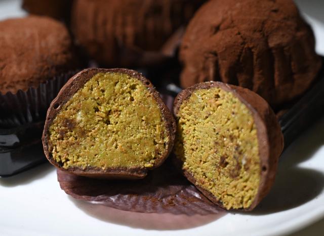 This photo illustration taken in Seoul on January 20, 2026 shows a general view of plated "Dubai-style" chewy chocolate cookies. Chewy, crunchy and not-too-sweet -- chocolatey round "Dubai-style" cookies have become the must-have dessert in South Korea, with stocks running dry as customers queue as early as 6am for the confectionary. (Photo by Jung Yeon-je / AFP)