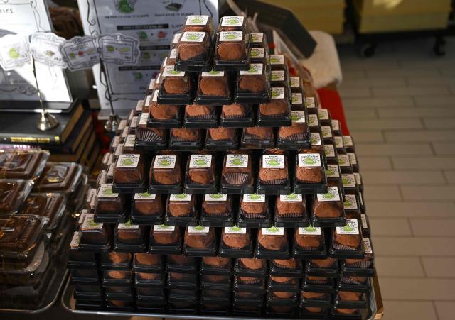 "Dubai-style" chewy chocolate cookies are displayed at a bakery cafe in Seoul on January 20, 2026. Chewy, crunchy and not-too-sweet -- chocolatey round "Dubai-style" cookies have become the must-have dessert in South Korea, with stocks running dry as customers queue as early as 6am for the confectionary. (Photo by Jung Yeon-je / AFP)