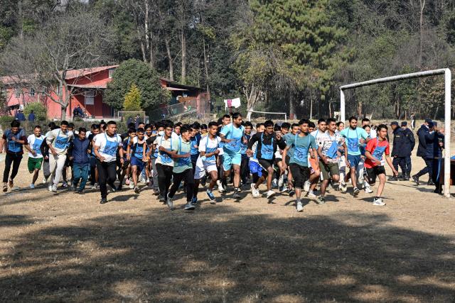 Youth applicants take part in a physical fitness test during a recruitment drive for temporary police jobs ahead of general elections in Kathmandu on January 20, 2026. (Photo by Prakash MATHEMA / AFP)