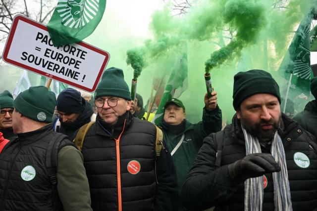 Farmers light flares as European farmers march towards the European Parliament to protest against the free trade agreement between the European Union and the Mercosur countries, on the eve of a vote on a referral to the courts, in Strasbourg on January 20, 2026. Called by the FNSEA, France's leading national agricultural union, some 4,000 farmers from across the European Union, including Italy, Belgium, and Germany, are expected to attend the protest. MEPs will not vote on the entire agreement with Mercosur until the coming months, but they are set to vote on Wednesday on whether to refer the matter to the Court of Justice of the European Union (CJEU). (Photo by NICOLAS TUCAT / AFP)