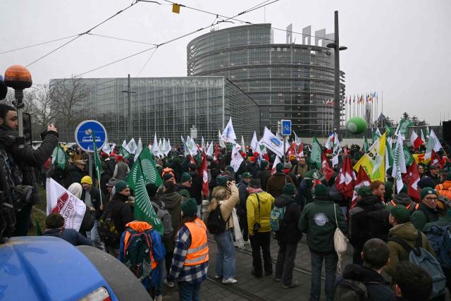 European farmers gather in front of the European Parliament to protest against the free trade agreement between the European Union and the Mercosur countries, on the eve of a vote on a referral to the courts, in Strasbourg on January 20, 2026. Called by the FNSEA, France's leading national agricultural union, some 4,000 farmers from across the European Union, including Italy, Belgium, and Germany, are expected to attend the protest. MEPs will not vote on the entire agreement with Mercosur until the coming months, but they are set to vote on Wednesday on whether to refer the matter to the Court of Justice of the European Union (CJEU). (Photo by NICOLAS TUCAT / AFP)