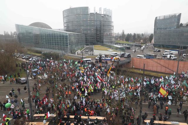 European farmers gather in front of the European Parliament to protest against the free trade agreement between the European Union and the Mercosur countries, on the eve of a vote on a referral to the courts, in Strasbourg on January 20, 2026. Called by the FNSEA, France's leading national agricultural union, some 4,000 farmers from across the European Union, including Italy, Belgium, and Germany, are expected to attend the protest. MEPs will not vote on the entire agreement with Mercosur until the coming months, but they are set to vote on Wednesday on whether to refer the matter to the Court of Justice of the European Union (CJEU). (Photo by FREDERICK FLORIN / AFP)