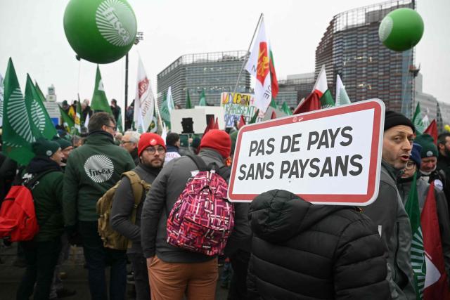 European farmers gather in front of the European Parliament to protest against the free trade agreement between the European Union and the Mercosur countries, on the eve of a vote on a referral to the courts, in Strasbourg on January 20, 2026. The placard read "No country without farmers". Called by the FNSEA, France's leading national agricultural union, some 4,000 farmers from across the European Union, including Italy, Belgium, and Germany, are expected to attend the protest. MEPs will not vote on the entire agreement with Mercosur until the coming months, but they are set to vote on Wednesday on whether to refer the matter to the Court of Justice of the European Union (CJEU). (Photo by NICOLAS TUCAT / AFP)
