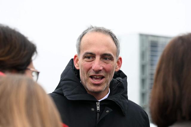 French Place publique's centre-left party leader and MEP Raphael Glucksmann takes part in a protest by European farmers in front of the European Parliament against the free trade agreement between the European Union and the Mercosur countries, on the eve of a vote on a referral to the courts, in Strasbourg on January 20, 2026. Called by the FNSEA, France's leading national agricultural union, some 4,000 farmers from across the European Union, including Italy, Belgium, and Germany, are expected to attend the protest. MEPs will not vote on the entire agreement with Mercosur until the coming months, but they are set to vote on Wednesday on whether to refer the matter to the Court of Justice of the European Union (CJEU). (Photo by NICOLAS TUCAT / AFP)