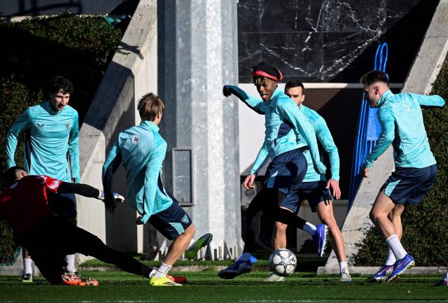 Athletic Bilbao's Spanish forward #10 Nico Williams (C) and teammates take part in a training session on the eve of the UEFA Champions League league phase day 7 football match between Atalanta and Athletic Club Bilbao, at the Lezama training centre in Lezama on January 20, 2026. (Photo by ANDER GILLENEA / AFP)
