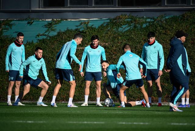 Athletic Club Bilbao's players attend a training session on the eve of the UEFA Champions League league phase day 7 football match between Atalanta and Athletic Club Bilbao, at the Lezama training centre in Lezama on January 20, 2026. (Photo by ANDER GILLENEA / AFP)