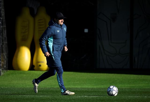 Athletic Bilbao's Spanish coach Ernesto Valverde takes part in a training session on the eve of the UEFA Champions League league phase day 7 football match between Atalanta and Athletic Club Bilbao, at the Lezama training centre in Lezama on January 20, 2026. (Photo by ANDER GILLENEA / AFP)