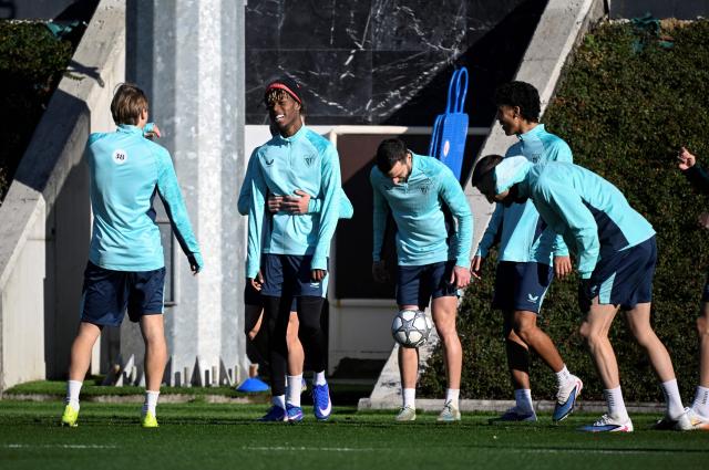 Athletic Bilbao's Spanish forward #10 Nico Williams (2L) and teammates take part in a training session on the eve of the UEFA Champions League league phase day 7 football match between Atalanta and Athletic Club Bilbao, at the Lezama training centre in Lezama on January 20, 2026. (Photo by ANDER GILLENEA / AFP)