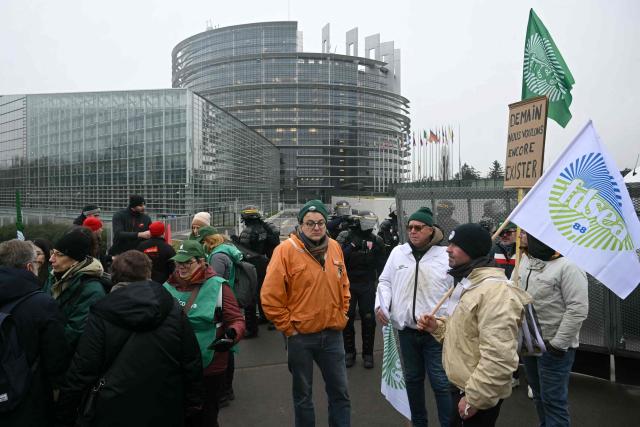 European farmers protest in front of the European Parliament against the free trade agreement between the European Union and the Mercosur countries, on the eve of a vote on a referral to the courts, in Strasbourg on January 20, 2026. Called by the FNSEA, France's leading national agricultural union, some 4,000 farmers from across the European Union, including Italy, Belgium, and Germany, are expected to attend the protest. MEPs will not vote on the entire agreement with Mercosur until the coming months, but they are set to vote on Wednesday on whether to refer the matter to the Court of Justice of the European Union (CJEU). (Photo by NICOLAS TUCAT / AFP)