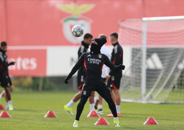 SL Benfica's Argentine forward #25 Gianluca Prestianni (C) attends a training session on the eve of the UEFA Champions League football match between Juventus and SL Benfica at Benfica Campus in Seixal, on January 20, 2026. (Photo by PATRICIA DE MELO MOREIRA / AFP)