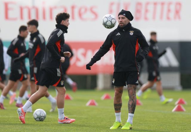 SL Benfica's Argentine defender #30 Nicolas Otamendi (R) attends a training session on the eve of the UEFA Champions League football match between Juventus and SL Benfica at Benfica Campus in Seixal, on January 20, 2026. (Photo by PATRICIA DE MELO MOREIRA / AFP)