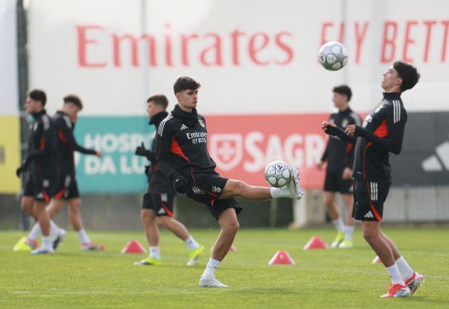 SL Benfica's Portuguese defender #04 Antonio Silva (C) attends a training session on the eve of the UEFA Champions League football match between Juventus and SL Benfica at Benfica Campus in Seixal, on January 20, 2026. (Photo by PATRICIA DE MELO MOREIRA / AFP)