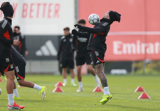 SL Benfica's Argentine defender #30 Nicolas Otamendi (R) attends a training session on the eve of the UEFA Champions League football match between Juventus and SL Benfica at Benfica Campus in Seixal, on January 20, 2026. (Photo by PATRICIA DE MELO MOREIRA / AFP)