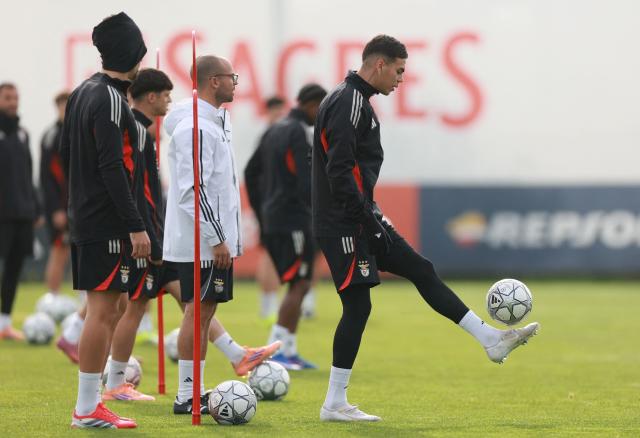SL Benfica's Argentine midfielder #05 Enzo Barrenechea (R) attends a training session on the eve of the UEFA Champions League football match between Juventus and SL Benfica at Benfica Campus in Seixal, on January 20, 2026. (Photo by PATRICIA DE MELO MOREIRA / AFP)