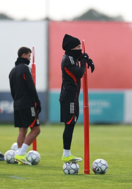 SL Benfica's Argentine forward #25 Gianluca Prestianni (R) attends a training session on the eve of the UEFA Champions League football match between Juventus and SL Benfica at Benfica Campus in Seixal, on January 20, 2026. (Photo by PATRICIA DE MELO MOREIRA / AFP)