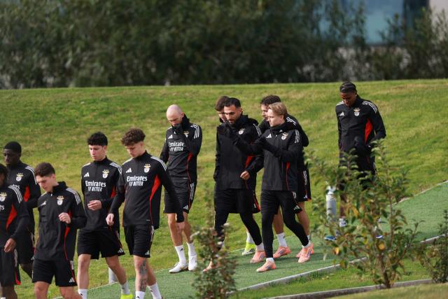 SL Benfica's players arrive to attend a training session on the eve of the UEFA Champions League football match between Juventus and SL Benfica at Benfica Campus in Seixal, on January 20, 2026. (Photo by PATRICIA DE MELO MOREIRA / AFP)