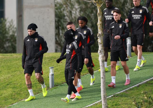 SL Benfica's Argentine defender #30 Nicolas Otamendi (L) and teammates arrive to attend a training session on the eve of the UEFA Champions League football match between Juventus and SL Benfica at Benfica Campus in Seixal, on January 20, 2026. (Photo by PATRICIA DE MELO MOREIRA / AFP)