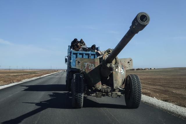 Syrian government forces tow an artillery piece along a road in the area of Khirbat At Tamr, south of the city of Hasakeh in northeastern Syria, on January 20, 2026, as they head towards the city. Negotiations have collapsed between the Syrian president and the chief of the country's Kurdish-led forces, a Kurdish official told AFP, as the army deployed reinforcements to flashpoint areas in the north. (Photo by Bakr ALkasem / AFP)