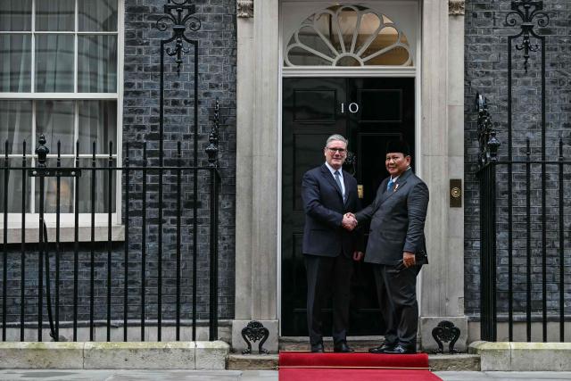 Britain's Prime Minister Keir Starmer (L) welcomes Indonesia's President Prabowo Subianto (R) in Downing Street for their meeting in central London on January 20, 2026. (Photo by JUSTIN TALLIS / POOL / AFP)