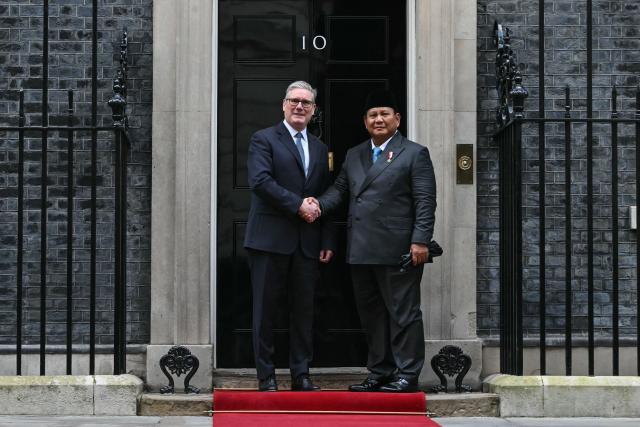 Britain's Prime Minister Keir Starmer (L) welcomes Indonesia's President Prabowo Subianto (R) in Downing Street for their meeting in central London on January 20, 2026. (Photo by JUSTIN TALLIS / POOL / AFP)