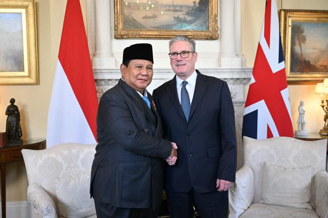 Britain's Prime Minister Keir Starmer (R) shakes hands with Indonesia's President Prabowo Subianto (L) at the start of their meeting at Downing Street in central London on January 20, 2026. (Photo by JUSTIN TALLIS / POOL / AFP)