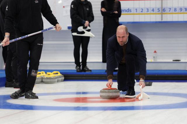 TOPSHOT - Britain's Prince Britain's Prince William, Prince of Wales takes part in curling during a visit to meet with the Team GB and Paralympics GB Curling teams, ahead of the Winter Olympic Games, at the National Curling Academy in Stirling, in Scotland on January 20, 2026. (Photo by Russell Cheyne / POOL / AFP)