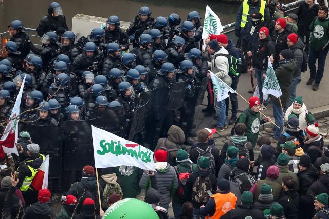 French riot Gendarmes mobiles confront protesters outside the European Parliament building during a protest against the free trade agreement between the European Union and the Mercosur countries, on the eve of a vote on a referral to the courts, in Strasbourg on January 20, 2026. Called by the FNSEA, France's leading national agricultural union, some 4,000 farmers from across the European Union, including Italy, Belgium, and Germany, are expected to attend the protest. MEPs will not vote on the entire agreement with Mercosur until the coming months, but they are set to vote on whether to refer the matter to the Court of Justice of the European Union (CJEU). (Photo by FREDERICK FLORIN / AFP)