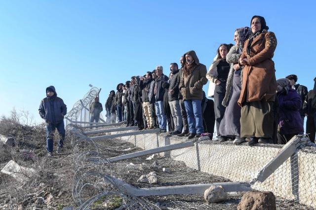 Protesters enter a buffer zone during a rally against an offensive of Syrian government forces against Kurdish forces, near Nusaybin border gate in Mardin, on the Turkey-Syria border, on January 20, 2026. Clashes erupted on Turkey's border with Syria on between police and pro-Kurdish protesters angered by a Syrian military offensive targeting Kurds, an AFP correspondent said. The violence broke out in the border town of Nusaybin, just across from the northern Syrian town of Qamishli, at a protest called by the pro-Kurdish DEM, Turkey's third-largest party. (Photo by Ilyas AKENGIN / AFP)