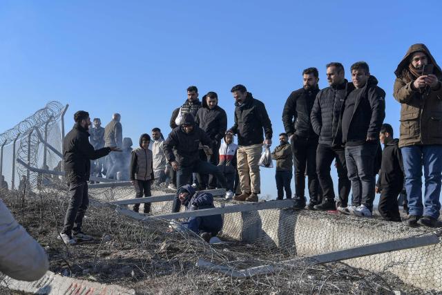 Protesters enter a buffer zone during a rally against an offensive of Syrian government forces against Kurdish forces, near Nusaybin border gate in Mardin, on the Turkey-Syria border, on January 20, 2026. Clashes erupted on Turkey's border with Syria on between police and pro-Kurdish protesters angered by a Syrian military offensive targeting Kurds, an AFP correspondent said. The violence broke out in the border town of Nusaybin, just across from the northern Syrian town of Qamishli, at a protest called by the pro-Kurdish DEM, Turkey's third-largest party. (Photo by Ilyas AKENGIN / AFP)