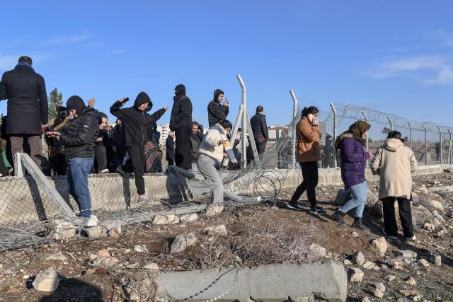 Protesters enter a buffer zone during a rally against an offensive of Syrian government forces against Kurdish forces, near Nusaybin border gate in Mardin, on the Turkey-Syria border, on January 20, 2026. Clashes erupted on Turkey's border with Syria on between police and pro-Kurdish protesters angered by a Syrian military offensive targeting Kurds, an AFP correspondent said. The violence broke out in the border town of Nusaybin, just across from the northern Syrian town of Qamishli, at a protest called by the pro-Kurdish DEM, Turkey's third-largest party. (Photo by Ilyas AKENGIN / AFP)