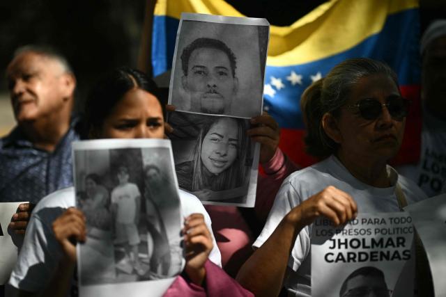 Relatives of political prisoners protest in front of the public prosecutor's office in Caracas on January 20, 2025. Dozens of journalists, government critics and activists have been freed in Venezuela since the US military deposed Nicolas Maduro this month. Rights group Foro Penal counts 90 political prisoner releases since January 8, while interim president Delcy Rodriguez says 406 people have been freed since December. Several prominent opposition figures, however, remain jailed despite US pressure (Photo by RONALDO SCHEMIDT / AFP)
