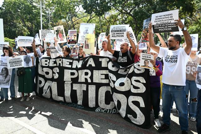 Relatives of political prisoners protest in front of the public prosecutor's office in Caracas on January 20, 2025. Dozens of journalists, government critics and activists have been freed in Venezuela since the US military deposed Nicolas Maduro this month. Rights group Foro Penal counts 90 political prisoner releases since January 8, while interim president Delcy Rodriguez says 406 people have been freed since December. Several prominent opposition figures, however, remain jailed despite US pressure (Photo by RONALDO SCHEMIDT / AFP)