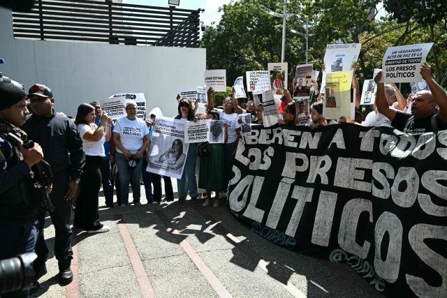 Relatives of political prisoners protest in front of the public prosecutor's office in Caracas on January 20, 2026. Dozens of journalists, government critics and activists have been freed in Venezuela since the US military deposed Nicolas Maduro this month. Rights group Foro Penal counts 90 political prisoner releases since January 8, while interim president Delcy Rodriguez says 406 people have been freed since December. Several prominent opposition figures, however, remain jailed despite US pressure (Photo by RONALDO SCHEMIDT / AFP)