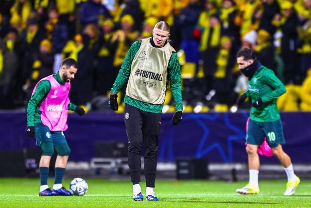 Manchester City's Norwegian striker #09 Erling Haaland (C) warms up prior to the UEFA Champions League, league Phase - day 7 football match between Bodoe/Glimt and Manchester City in Bodoe, Norway on January 20, 2026. (Photo by Mats Torbergsen / NTB / AFP) / Norway OUT