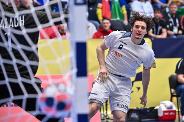 Italy's centre back #08 Giacomo Savini scores during the EHF Euro 2026 Group F preliminary round handball match between Poland and Italy in Kristianstad, Sweden, on January 20, 2026. (Photo by Johan Nilsson/TT / TT News Agency / AFP) / Sweden OUT