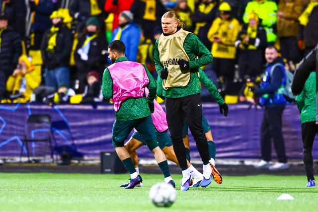 Manchester City's Norwegian striker #09 Erling Haaland warms up prior to the UEFA Champions League, league Phase - day 7 football match between Bodoe/Glimt and Manchester City in Bodoe, Norway on January 20, 2026. (Photo by Mats Torbergsen / NTB / AFP) / Norway OUT