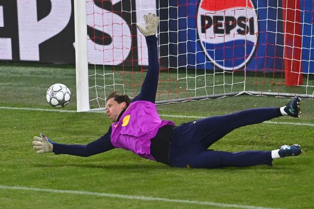 Barcelona's Polish goalkeeper #25 Wojciech Szczesny takes part in a training session at the team's training ground in Prague, Czech Republic on January  20, 2026, on the eve of the UEFA Champions League football match between Slavia Prague and FC Barcelona. (Photo by Michal Cizek / AFP)