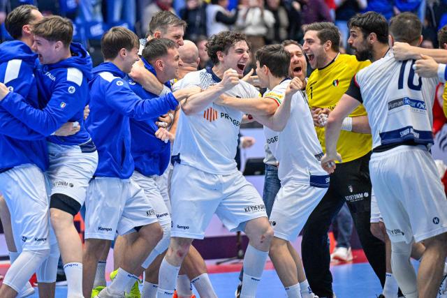 Italy's team celebrates after the EHF Euro 2026 Group F preliminary round handball match between Poland and Italy in Kristianstad, Sweden, on January 20, 2026. (Photo by Johan Nilsson/TT / TT News Agency / AFP) / Sweden OUT