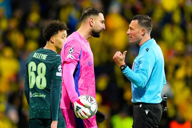 Manchester City's Italian goalkeeper #25 Gianluigi Donnarumma argues with German referee Sven Jablonski during the UEFA Champions League, league Phase - day 7 football match between Bodoe/Glimt and Manchester City in Bodoe, Norway on January 20, 2026. (Photo by Fredrik Varfjell / NTB / AFP) / Norway OUT