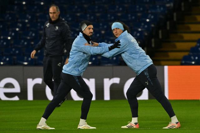 Pafos FC's Brazilian defender #04 David Luiz (R) takes part in a training session at Stamford Bridge in London on January 20, 2026, on the eve of their UEFA Champions League, league phase football match against Chelsea. (Photo by Glyn KIRK / AFP)