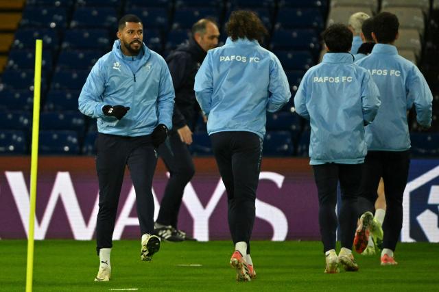 Pafos FC's Brazilian forward #33 Anderson Silva (L) and teammates take part in a training session at Stamford Bridge in London on January 20, 2026, on the eve of their UEFA Champions League, league phase football match against Chelsea. (Photo by Glyn KIRK / AFP)