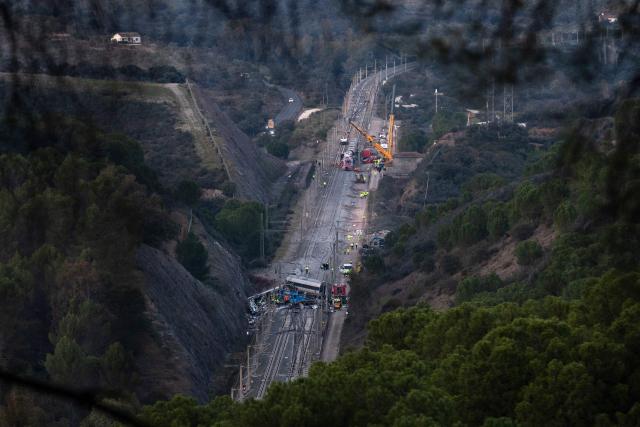 Emergency services and investigators work on the site of a high-speed trains collision that killed at least 42 people, in Adamuz, southern Spain, on January 20, 2026. At least 42 people died and more than 120 injured in the deadliest train accident in Spain in over a decade. The crash happened on January 18 evening when a train operated by rail company Iryo travelling from Malaga to Madrid derailed near Adamuz, crossing onto the other track where it crashed into an oncoming train, which also derailed. (Photo by JORGE GUERRERO / AFP)