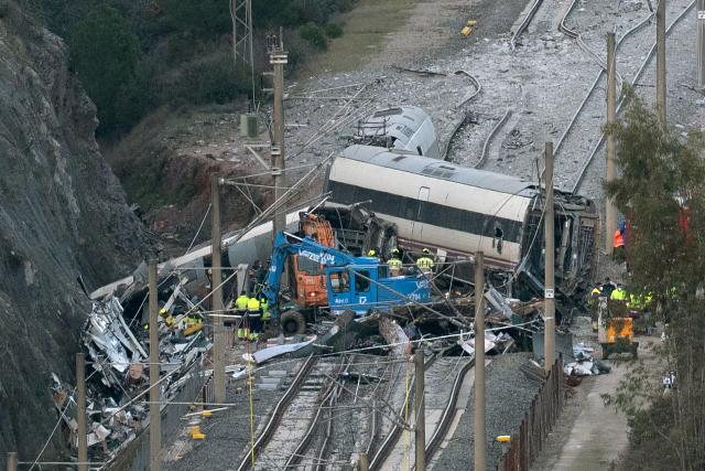 TOPSHOT - Emergency services and investigators work on the site of a high-speed trains collision that killed at least 42 people, in Adamuz, southern Spain, on January 20, 2026. At least 42 people died and more than 120 injured in the deadliest train accident in Spain in over a decade. The crash happened on January 18 evening when a train operated by rail company Iryo travelling from Malaga to Madrid derailed near Adamuz, crossing onto the other track where it crashed into an oncoming train, which also derailed. (Photo by JORGE GUERRERO / AFP)