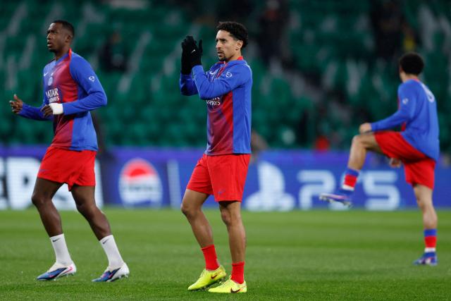 Paris Saint-Germain's Brazilian defender #05 Marquinhos (C) claps during the warming-up before the UEFA Champions League league phase day 7 football match between Sporting CP and Paris SG at Jose Alvalade stadium in Lisbon on January 20, 2026. (Photo by FILIPE AMORIM / AFP)