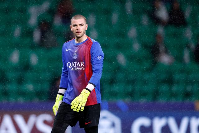 Paris Saint-Germain's French goalkeeper #30 Lucas Chevalier warms up before the UEFA Champions League league phase day 7 football match between Sporting CP and Paris SG at Jose Alvalade stadium in Lisbon on January 20, 2026. (Photo by FILIPE AMORIM / AFP)