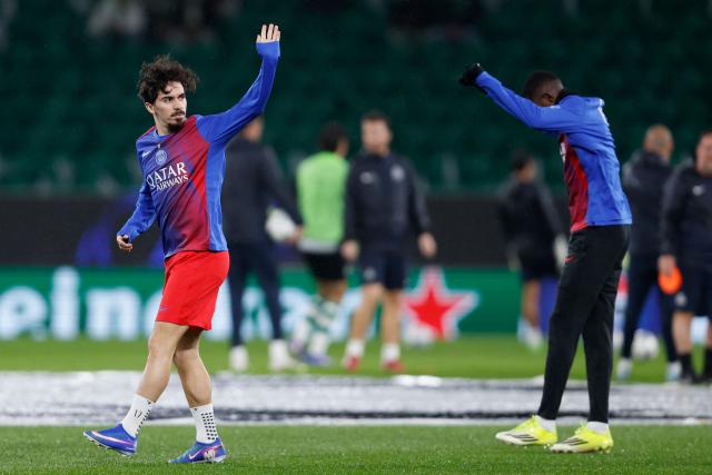 Paris Saint-Germain's Portuguese midfielder #17 Vitinha (L) warms up before the UEFA Champions League league phase day 7 football match between Sporting CP and Paris SG at Jose Alvalade stadium in Lisbon on January 20, 2026. (Photo by FILIPE AMORIM / AFP)
